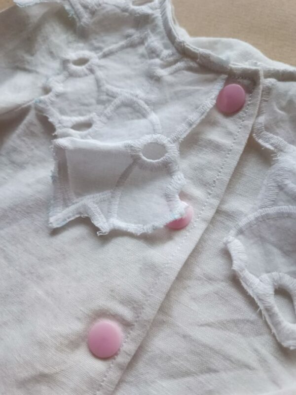 chemisier fille taille 3 mois en coton blanc zoom sur le col en dentelle dévorée et boutons pression roses