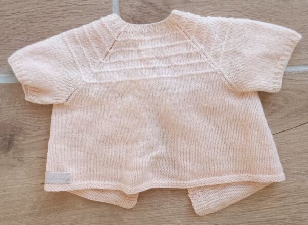 vue de dos du gilet en laine fille rose manches courtes et noeud dentelle taille cadeau de naissance