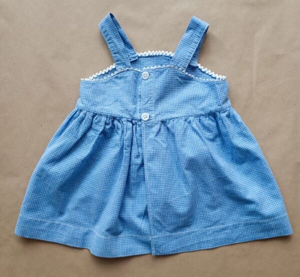 dos de la robe bleue d'été pour bébé fille taille 3 mois en tissu à motif vichy bleu et finition feston blanche